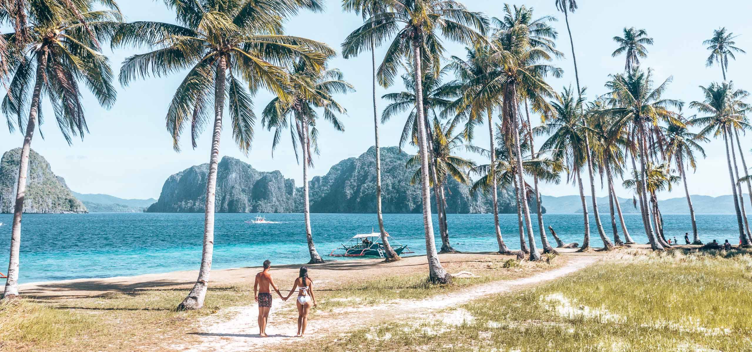 Walking amongst the palm trees of Pinagbuyutan Island, El Nido | The Travel Quandary