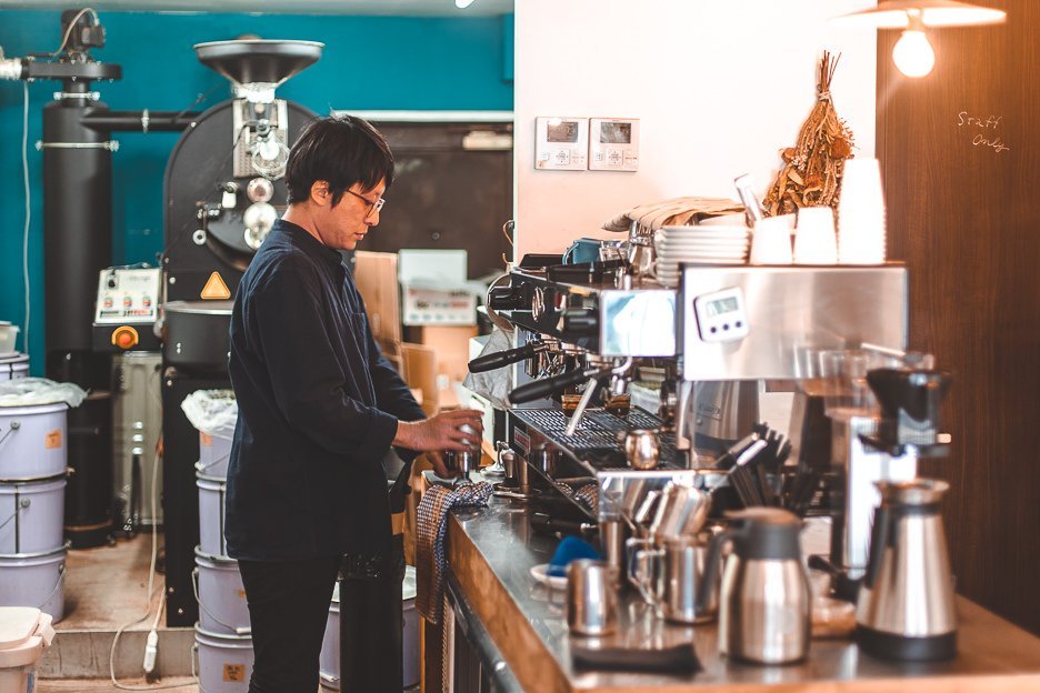 Barista working in Switch Coffee | best meguro coffee shop