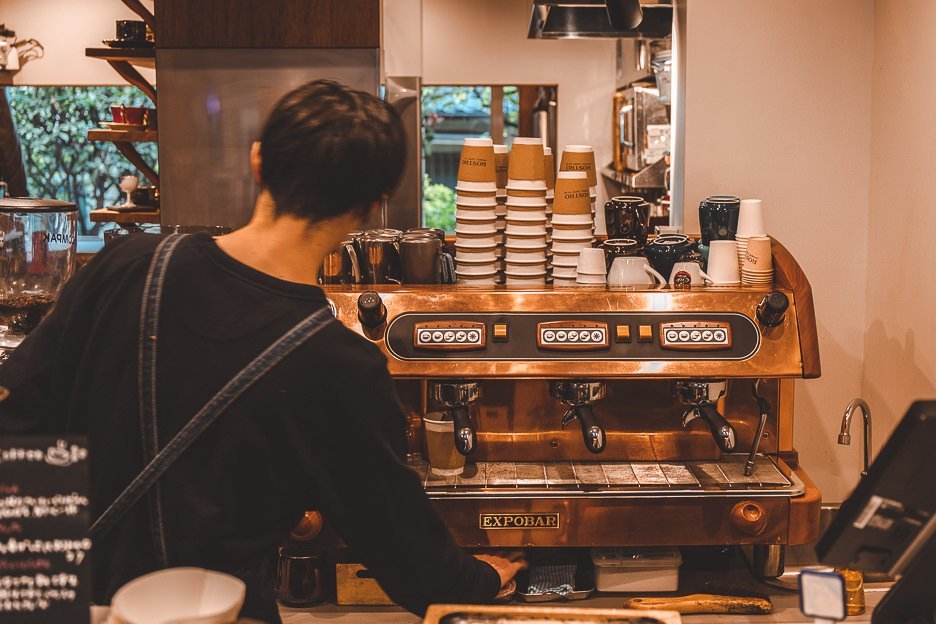 Barista preparing coffee to go at Rostro Coffee Roasters | Tokyo Coffee Guide