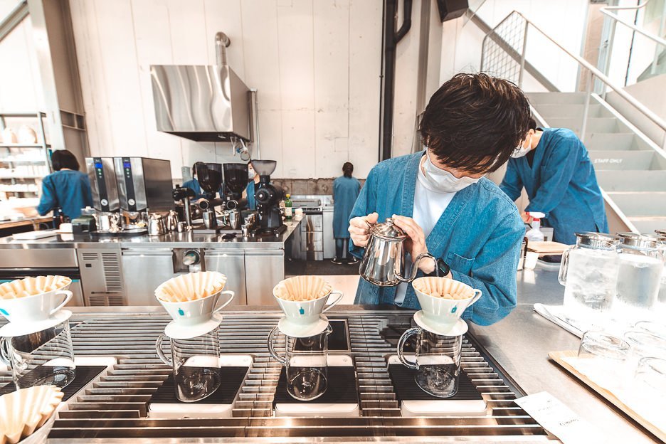 Barista preparing drip coffee at Blue Bottle Coffee | best specialty coffee in Tokyo